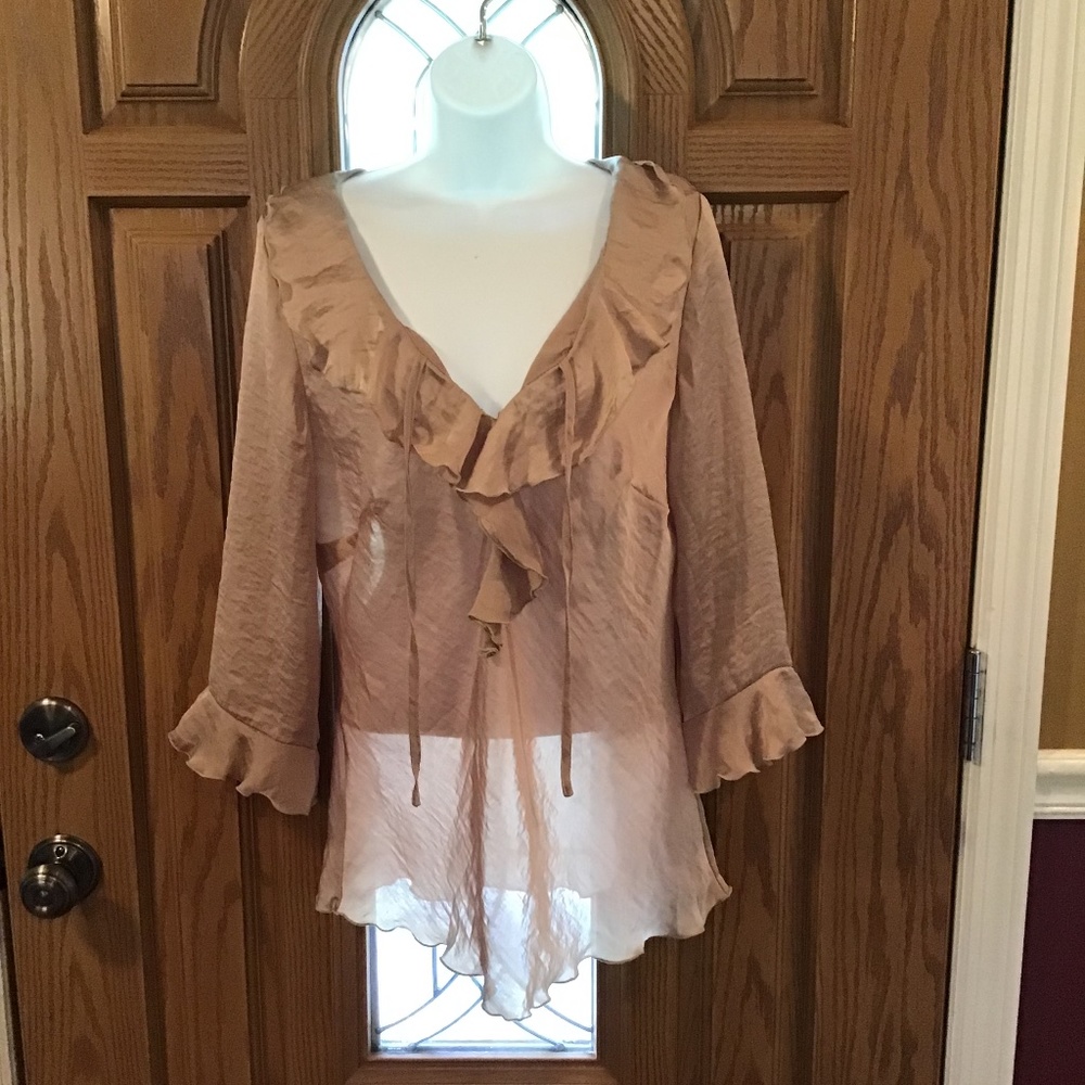 💚3/$25 New Directions M cream blouse with ruffle collar and on sleeves